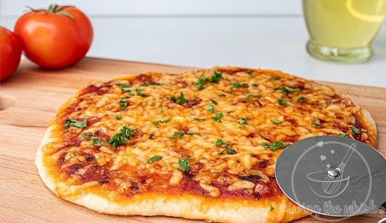 Selbstgemachte Pizza mit Tomatensauce Rezept