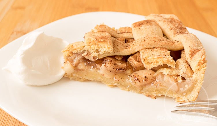 Apple Pie Amerikanischer Apfelkuchen mit Sahne